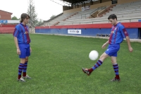 Villalba toca el balón ante la mirada de Rafa Monar