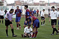 Una de las muchas caidas de los jugadores del Carcaixent. FOTO: Francisco García (LP)