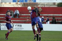 Iván pugna por un balón ane Álvaro. Foto: Francisco García - Las Provincias