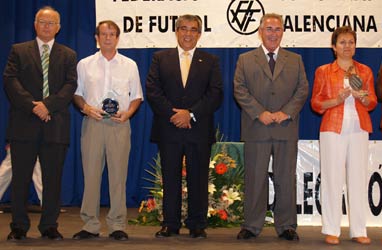 Paco Monerri, director de la escuela recogió el trofeo