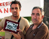 José Enrique, jugador del Valencia cedido al Celta, entregó una placa conmemorativa del ascenso a 3ª división