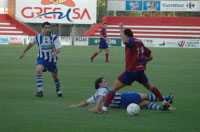 Alfaro trata de zafarse de un rival gandiense. Foto: Juan Penadés (Las Provincias)