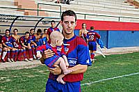 Pedro, autor del gol, se fotografía con un joven blaugrana