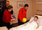 Ibáñez entrega un balón a un jugador de la cantera que está hospitalizado