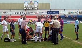 Orquín, lesionado en un choque fortuito con Ibáñez. El capitán azulgrana estuvo en todo momento junto a él.
