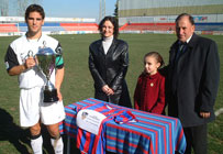 Gavilán recoge el trofeo de campeón. Ésta y más fotos del evento picando aquí.