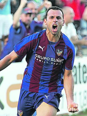 Migue celebrando el 1-0. Foto: Fran García. Las Provincias